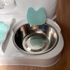  猫 給餌器と給水器の画像