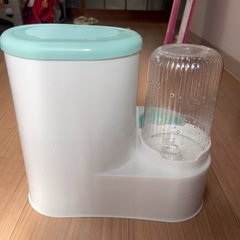  猫 給餌器と給水器の画像