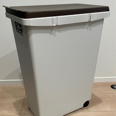 ゴミ箱蓋付き
の画像