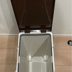 ゴミ箱蓋付き
の画像