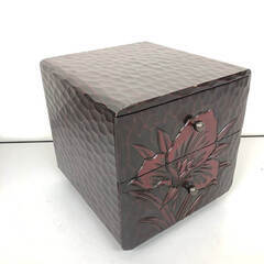 ss7986　鎌倉彫 ミニチェスト 2個セット 卓上 小物入れ 引出収納 小箪笥 牡丹 ぼたん 菖蒲 あやめ 木製 和小物 レトロ ミニタンス 和風 卓上収納 中古の画像