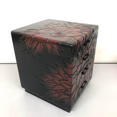 ss7986　鎌倉彫 ミニチェスト 2個セット 卓上 小物入れ 引出収納 小箪笥 牡丹 ぼたん 菖蒲 あやめ 木製 和小物 レトロ ミニタンス 和風 卓上収納 中古の画像