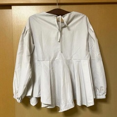 【kurica】ラッフルペプラムブラウ　ボリューム袖の画像
