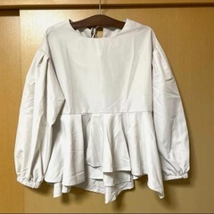 【kurica】ラッフルペプラムブラウ　ボリューム袖の画像