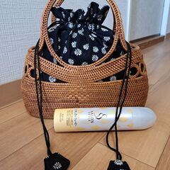 バック 布製の巾着が縫い付けられていますの画像