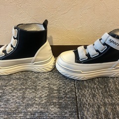 22.5厚底スニーカーの画像