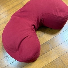 【12/20まで】Yogibo Mega Moon Pillow (ヨギボー メガムーンピロー) ワインレッド ビーズクッションの画像