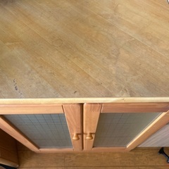 ガラス扉がついた棚の画像