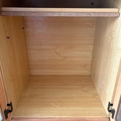 ガラス扉がついた棚の画像