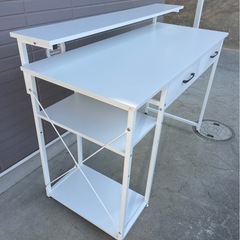 収納付きデスクの画像