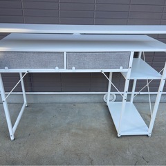 収納付きデスクの画像