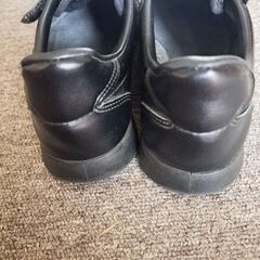 スニーカー黒の画像