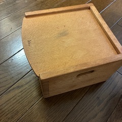 箱入りの積み木の画像