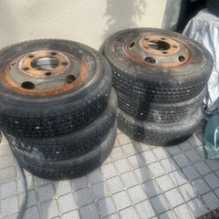 トラック用タイヤ、ホイール6本の画像