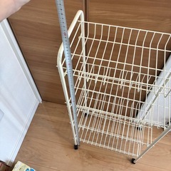 キャスター付きラックの画像