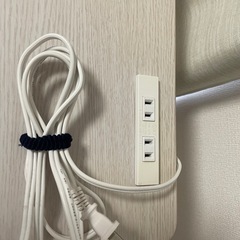 コンセント付き勉強机の画像