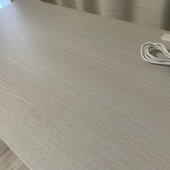 コンセント付き勉強机の画像