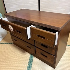 背の低い整理ダンスの画像