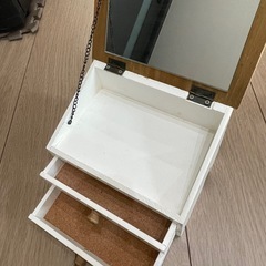 salut! ミラー付小物入れの画像