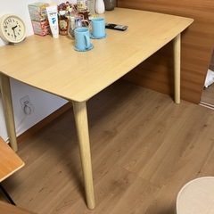 ダイニングテーブルの画像