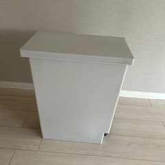 ニトリ　45l ゴミ箱　ペダル式の画像