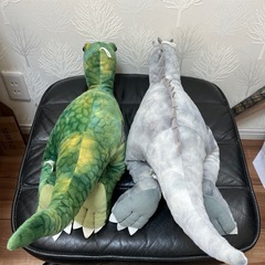 ユニバ ジェラシックワールド 大きいぬいぐるみ 2体 USJの画像