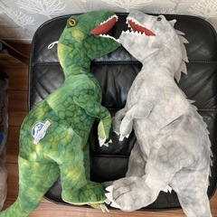 ユニバ ジェラシックワールド 大きいぬいぐるみ 2体 USJの画像
