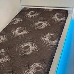 ダブルベッド ナイトライト付きの画像