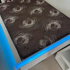 ダブルベッド ナイトライト付きの画像