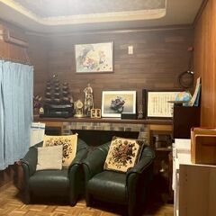 ドラム式洗濯機と冷蔵庫と食器棚の画像