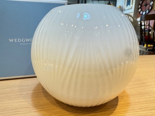 B7128【ウエッジウッド】ホワイトフォリア ベース 13cm