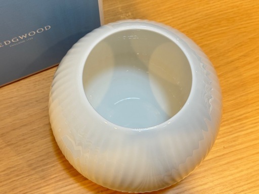 B7128【ウエッジウッド】ホワイトフォリア ベース 13cm