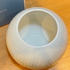 B7128【ウエッジウッド】ホワイトフォリア ベース 13cmの画像