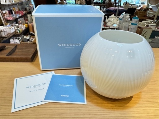 B7128【ウエッジウッド】ホワイトフォリア ベース 13cm