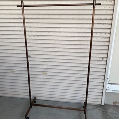 ① アイアン ハンガーラック ブロンズ　キャスター付きの画像