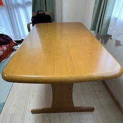 ダイニングテーブルと椅子4脚のセットの画像