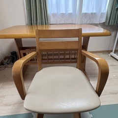 ダイニングテーブルと椅子4脚のセットの画像