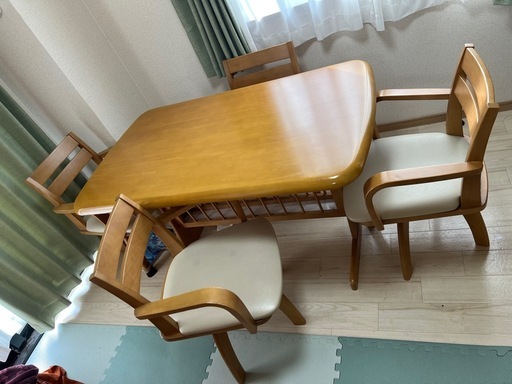 ダイニングテーブルと椅子4脚のセット