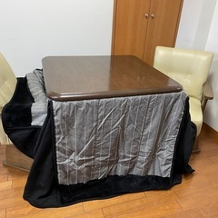 カインズ購入　木製正方形テーブルこたつとアーム付きレザー椅子二脚セット布団二枚の画像
