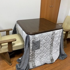 カインズ購入　木製正方形テーブルこたつとアーム付きレザー椅子二脚セット布団二枚の画像
