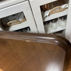 カインズ購入　木製正方形テーブルこたつとアーム付きレザー椅子二脚セット布団二枚の画像