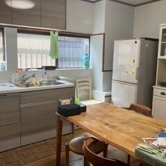 ドラム式洗濯機と冷蔵庫と食器棚の画像