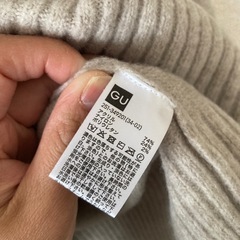 GUのMサイズのライトグレーのセーターの画像