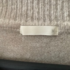 GUのMサイズのライトグレーのセーターの画像
