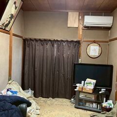 ドラム式洗濯機と冷蔵庫と食器棚の画像