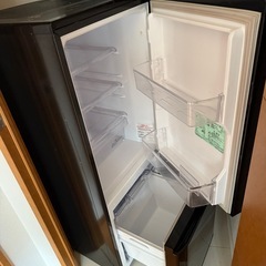 11/25 19時　冷蔵庫　黒　天板にヨゴレシミありの画像