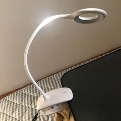 ニトリのクリップ式電気スタンドの画像