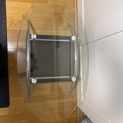 ガラステーブルと壊れた扇風機の画像