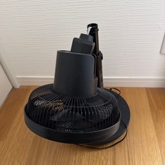 ガラステーブルと壊れた扇風機の画像