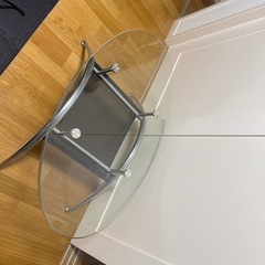 ガラステーブルと壊れた扇風機の画像